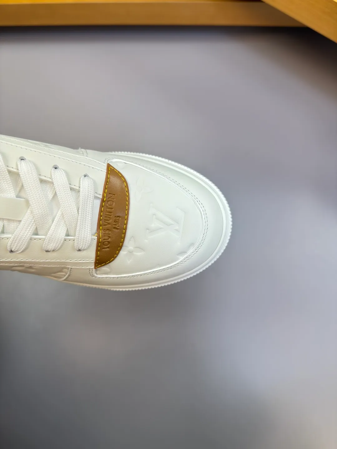 [L Home] Top P: 740💰 Size: 39-44 (customized for 38.45) 2026🆕 Lv new men's high-end original casual sports sneakers Upper: 🔝Nappa calfskin. Air-pressured brand totem, toe box, heel. Air-pressured brand logo, tongue. Sewn brand plastic module Lining: Brand canvas Outsole: Ultra-light TPR rubber; Molded outsole Super high quality control and fine workmanship.